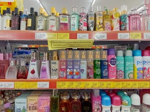 Central Java Indonesia 29 October 2023: shelves in the perfume section  Foto stock