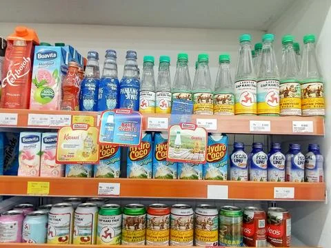 Central Java Indonesia 29 October 2023: shelves of the drink section 写真素材