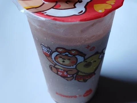 Central Java Indonesia 3 april 2026: Cup Momoyo drinks in a small beverage  Stock-Fotos