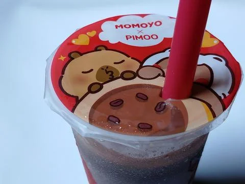 Central Java Indonesia 3 april 2026: Cup Momoyo drinks in a small beverage  Stock-Fotos