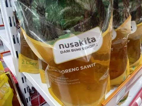 Central Java, Indonesia 3 August 2024: palm cooking oil products, on minimarket  Stock-Fotos