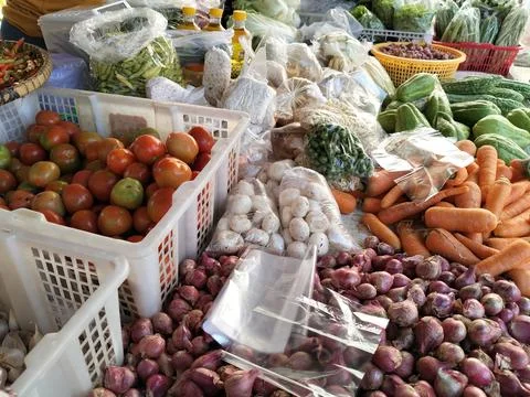 Central Java Indonesia 3 July 2026: Colorful vegetable vendor booth at a local  Stock-Fotos