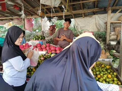 Central Java Indonesia 3 July 2026: Fresh fruit trading activity at a traditiona Stock Photos