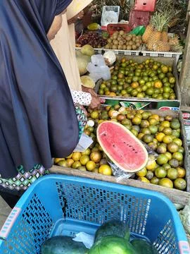 Central Java Indonesia 3 July 2026: Fresh fruit trading activity at a traditiona Stock-Fotos