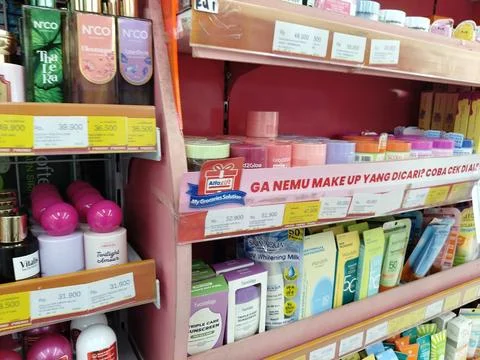 Central Java Indonesia 30 September 2026: Display of various skincare and cosmet 스톡 사진