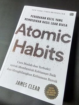 Central Java Indonesia 31 October 2024: Atomic Habits book with black background Foto stock