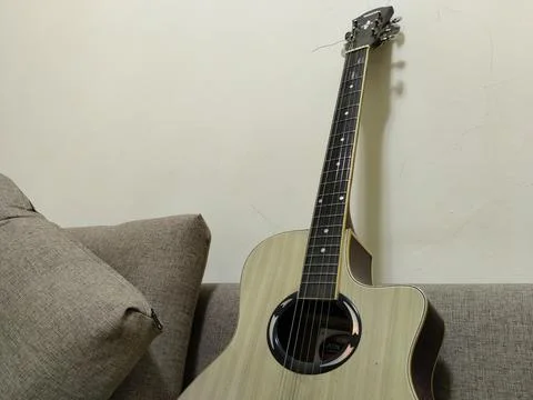 Central Java Indonesia 4 August 2026: A light wooden Yamaha APX series acoustic  Stock-Fotos