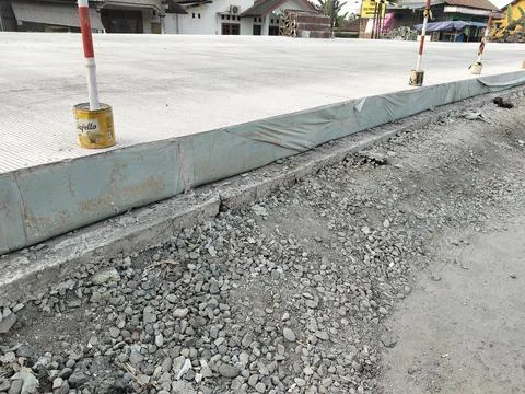 Central Java Indonesia 4 July 2026: Newly completed concrete road with roadside  Stock-Fotos