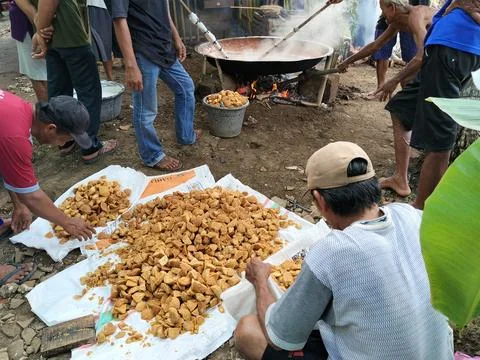 Central Java Indonesia 4 June 2026: Villagers work together to make traditional Foto stock