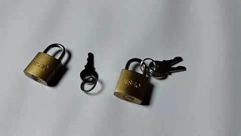 Central Java Indonesia 5 may 2026: Metal padlock key isolated on plain backgroun Vídeos de archivo 334326023