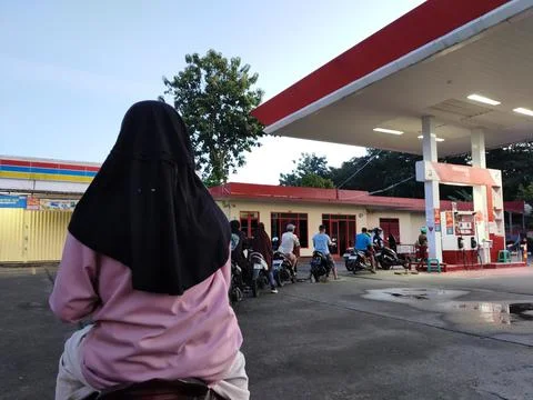 Central Java Indonesia 6 March 2026: Busy morning at a Pertamina fuel station  Stock-Fotos