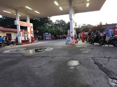 Central Java Indonesia 6 March 2026: Busy morning at a Pertamina fuel station  Stock-Fotos