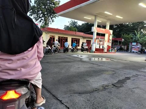 Central Java Indonesia 6 March 2026: Busy morning at a Pertamina fuel station  Stock-Fotos