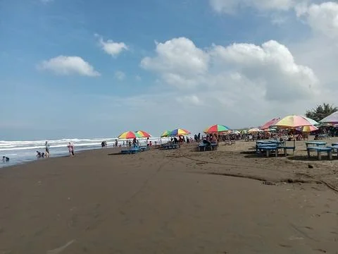 Central Java Indonesia 7 July 2024: Vibes at jetis beach Cilacap. tourism theme Foto stock