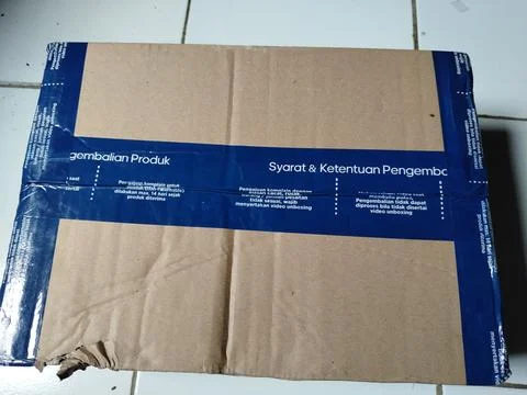 Central Java Indonesia 7 September 2026: Close-up of a cardboard shipping box se Stock-Fotos