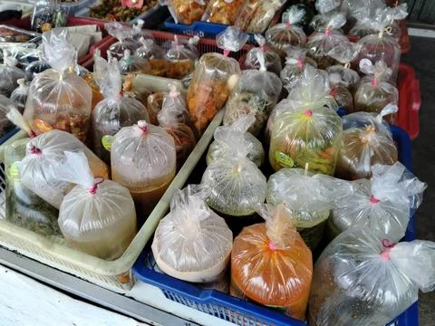 Central Java Indonesia 8 September 2026: Authentic Southeast Asian street food  Stock-Fotos