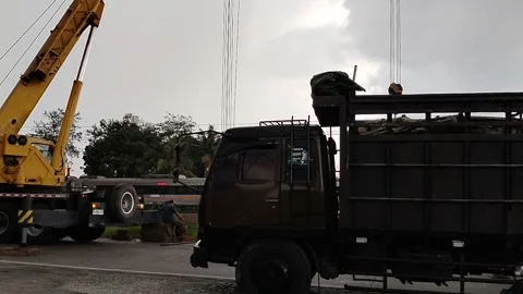 Central Java Indonesia 9 april 2026: Crane truck lifting a fallen cement tanker  Video stock 332625823
