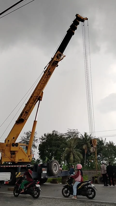 Central Java Indonesia 9 april 2026: Crane truck lifting a fallen cement tanker  動画素材 332625824