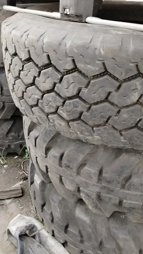 Central Java Indonesia 9 april 2026: Stacked large tires in an industrial worksh Video stock 332625826