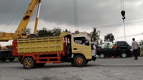 Central Java Indonesia 9 april 2026: Crane truck lifting a fallen cement tanker  動画素材 332625828