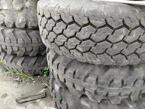 Central Java Indonesia 9 april 2026: Stacked large tires in an industrial worksh 库存照片