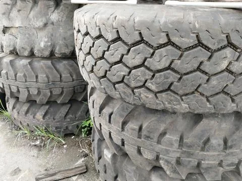 Central Java Indonesia 9 april 2026: Stacked large tires in an industrial worksh Stock-Fotos