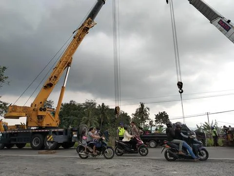 Central Java Indonesia 9 april 2026: Crane truck lifting a fallen cement tanker  库存照片