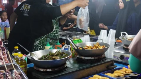 Central Java, Indonesia. April 15,2024: Seller and buyer transactions 動画素材 274828952