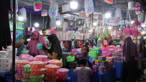 Central Java, Indonesia. April 15,2024: Busy with visitors at the houseware shop 動画素材 274829562
