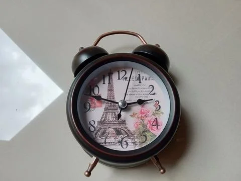 Central Java Indonesia April 20, 2025: Alarm clock with a nice design. Stockfoto's