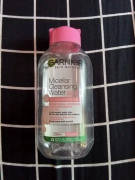 Central Java Indonesia April 5, 2025: Garnier Micellar Cleansing Water  Foto stock