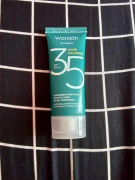 Central Java Indonesia April 5, 2025: Wardah SPF 35 acne Calming. Фото
