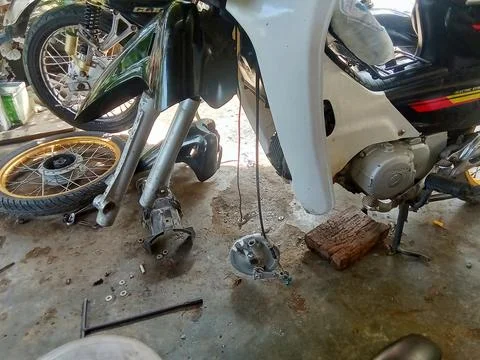 Central Java Indonesia April 6, 2025: motorcycle repair shop Фото