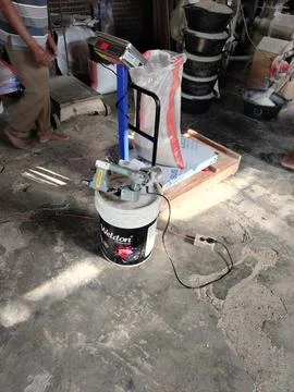 CENTRAL JAVA, INDONESIA - AUG 05, 2026: A digital weighing scale and a Swistar p Stock-Fotos