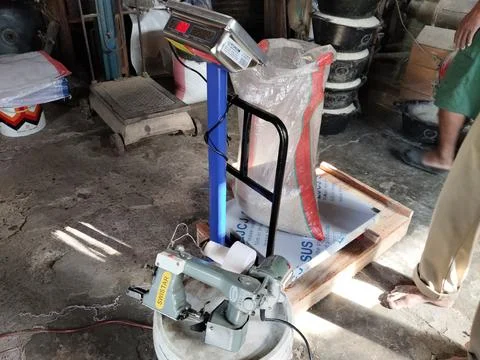 CENTRAL JAVA, INDONESIA - AUG 05, 2026: A digital weighing scale and a Swistar p Stock-Fotos
