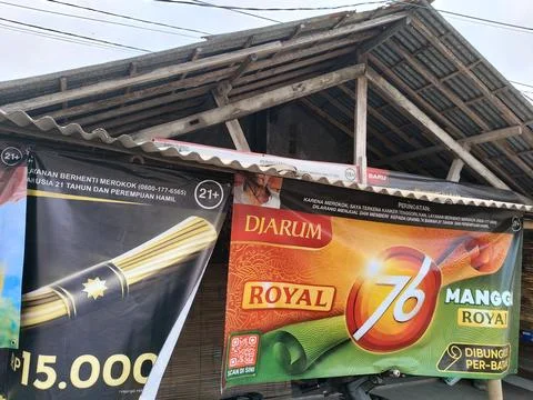 CENTRAL JAVA, INDONESIA - AUG 14, 2026: Cigarette advertising banners hanging on 库存照片