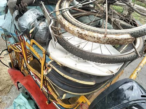 CENTRAL JAVA, INDONESIA - AUG 14, 2026: A heavily loaded modified motorcycle tri Foto stock