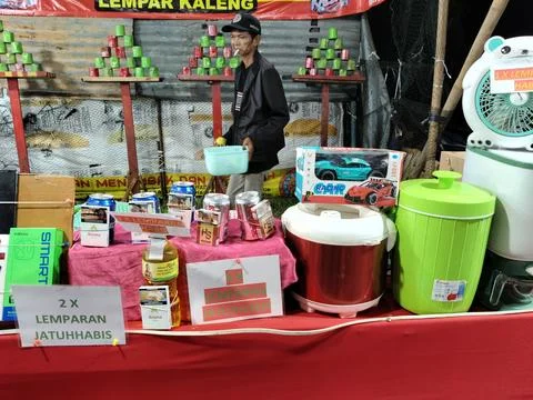 CENTRAL JAVA, INDONESIA - AUG 2, 2026: Detail of a rural street bazaar prize tab Stock-Fotos