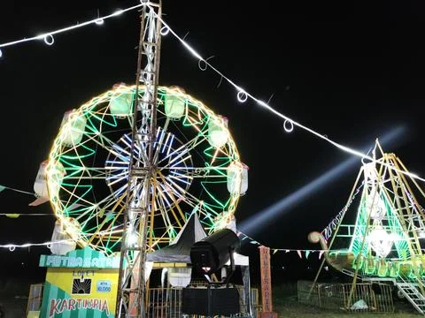 CENTRAL JAVA, INDONESIA - AUG 2, 2026: A brightly illuminated Ferris wheel ride  Stock-Fotos