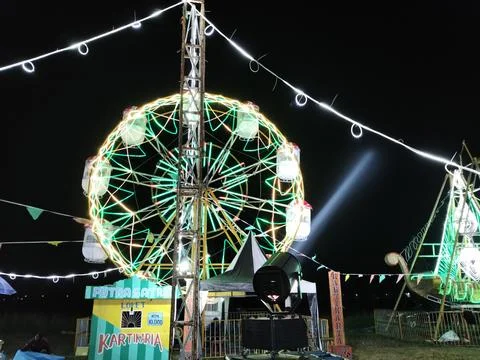 CENTRAL JAVA, INDONESIA - AUG 2, 2026: A brightly illuminated Ferris wheel ride  Stock-Fotos