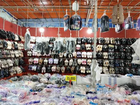 CENTRAL JAVA, INDONESIA - AUG 2, 2026: A vibrant traditional night market stall  Stock-Fotos