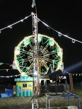 CENTRAL JAVA, INDONESIA - AUG 2, 2026: A brightly illuminated Ferris wheel ride  Stock-Fotos