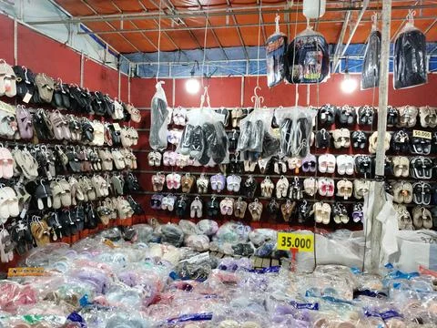 CENTRAL JAVA, INDONESIA - AUG 2, 2026: A vibrant traditional night market stall  Stock-Fotos