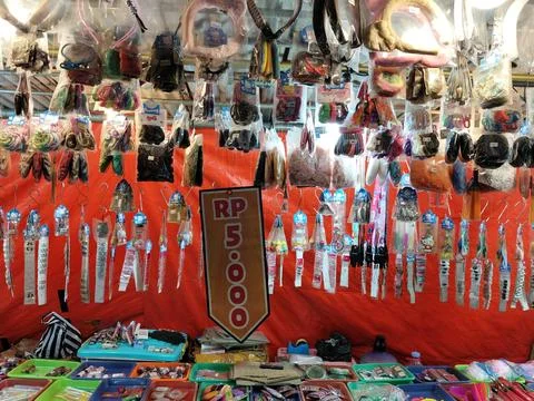 CENTRAL JAVA, INDONESIA - AUG 2, 2026: A colorful display of cheap hair accessor Stock-Fotos