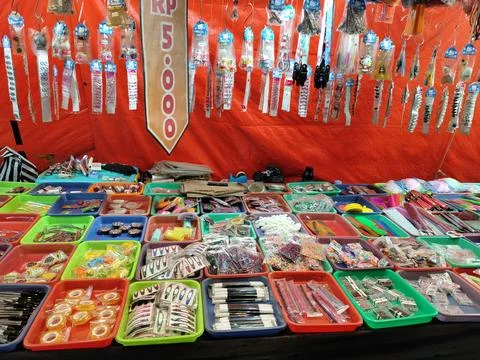 CENTRAL JAVA, INDONESIA - AUG 2, 2026: A colorful display of cheap hair accessor Stock-Fotos
