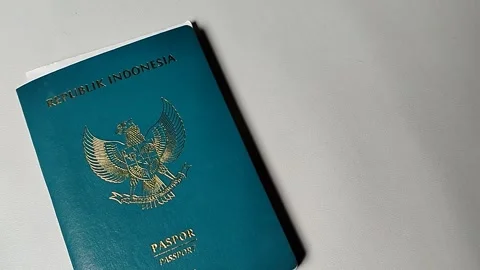 CENTRAL JAVA, INDONESIA - AUGUST 1, 2026: Macro clip scanning the cover of a Rep 库存影片 347283801
