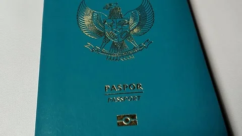 CENTRAL JAVA, INDONESIA - AUGUST 1, 2026: Macro clip scanning the cover of a Rep 库存影片 347283808