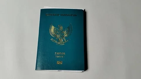 CENTRAL JAVA, INDONESIA - AUGUST 1, 2026: Macro clip scanning the cover of a Rep 库存影片 347283819