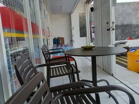 Central Java Indonesia August 1, 2025: tables and chairs for resting. Fotos de archivo