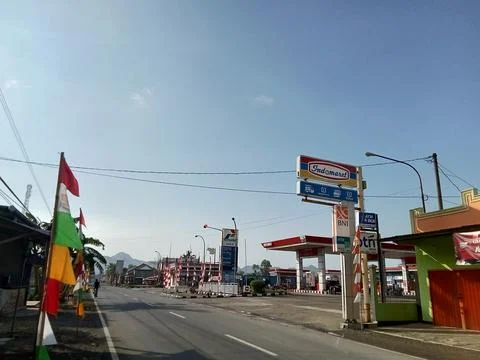 Central Java, Indonesia, August 1, 2025: bank ATMs, Indomaret minimarkets, Perta Foto stock